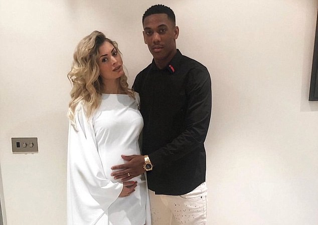 Chăm bồ mang bầu, cầu thủ M.U hứng cơn thịnh nộ của Mourinho Anthony Martial tự ý bỏ về Pháp chăm bạn gái mang bầu.