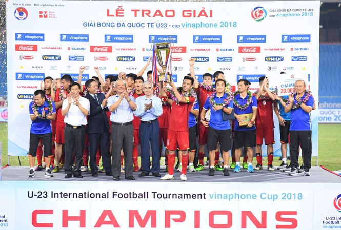 Văn Đức lập công, U23 Việt Nam vô địch với thành tích bất bại U23 Việt Nam nhận Cup vô địch giải tứ hùng. Ảnh: Như Ý