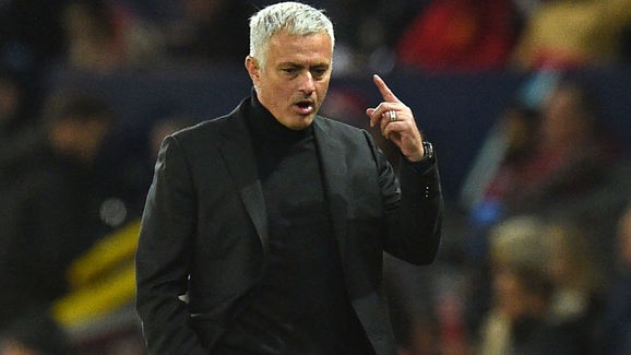 Lãnh đạo M.U gửi lời cảnh báo đanh thép tới HLV Mourinho HLV Jose Mourinho liên tục có những hành động và phát ngôn thái quá.