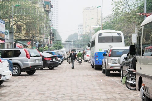 Hà Nội vận động dân mở dịch vụ trông giữ xe tại nhà Bãi xe lậu trên phố Nguyên Hồng (Thành Công, Ba Đình) chiều ngày 9/3.