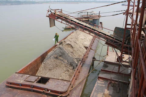 Chủ tịch Hà Nội yêu cầu điều tra, công khai tên nhóm 'cát tặc' Hà Nội yêu cầu xử nghiêm các vi phạm trong hoạt động khai thác cát