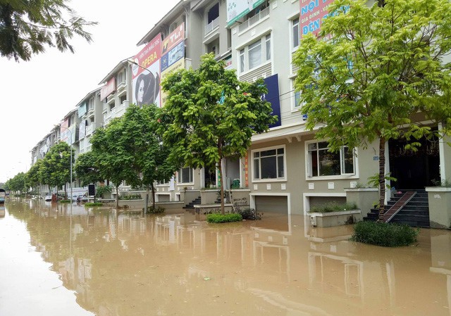 Chuyên gia “mổ xẻ” tình trạng ngập nặng ở phía Tây Hà Nội Cảnh ngập nặng ở khu vực các dãy biệt thự, nhà liền kề ở khu Geleximco- Lê Trọng Tấn sáng nay. (Trong hình toàn bộ các hầm để xe chìm trong biển nước)-Ảnh Hà Trang
