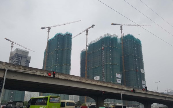 Mặt đường vành đai 3 Hà Nội không xây nhà liền kề Nút giao Trung Hòa (ngã 3 Khuất Duy Tiến-Trần Duy Hưng) hàng loạt cao ốc chọc trơi đua nhau mọc lên
