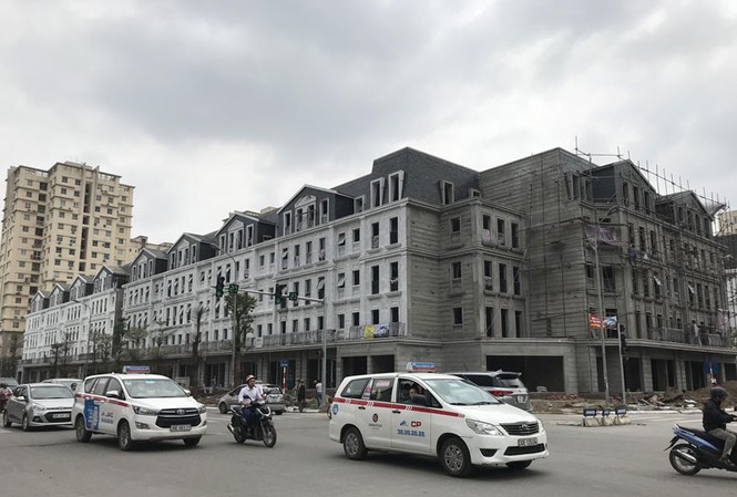 Nhà liền kề được chào bán chênh hàng chục tỷ đồng 66 căn hộ liền kề tại ô đất B4 Nam Trung Yên được chào dưới tên nhà phố thương mại và có giá chênh hàng chục tỷ đồng/căn.