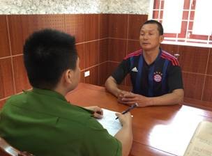 Lạng Sơn: Gã xe ôm lộ diện 'tú ông' chuyên dắt gái mại dâm Đối tường Long tại cơ quan công an (Ảnh Nguyệt My)