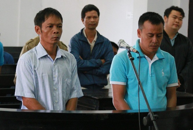 Cựu phó chánh thanh tra nhận hối lộ lĩnh án 7 năm tù Bị cáo Trọng (áo trắng), bị cáo Toàn (áo xanh) tại tòa