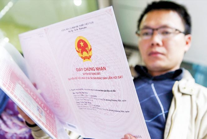 Không phải cứ chung sổ hộ khẩu là được ghi tên trong 'sổ đỏ' Theo quy định mới ai có quyền sử dụng đất mới được ghi tên vào sổ đỏ chứ không căn cứ vào hộ khẩu