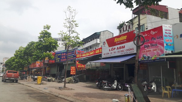 Vụ ki ốt bám đường: Các điểm kinh doanh thực phẩm sạch được đề xuất ra sao? Được biết, ngoài điểm tại đường Nguyễn Hoàng, việc xây dựng ki ốt, chợ bán thực phẩm sạch đang được thực hiện nhiều điểm khác gây ắc tắc giao thông, làm xấu mỹ quan đô thị