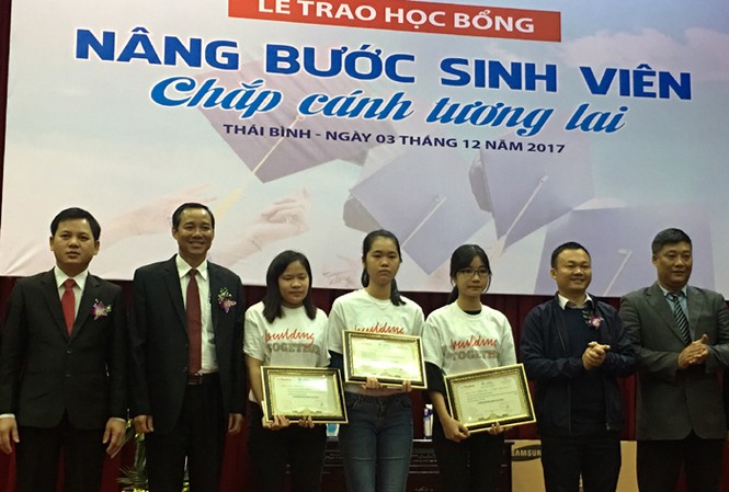 Sinh viên nghèo Thái Bình nhận học bổng Prudential Đại diện cty bảo hiểm Prudential và báo Tiền phong trao học bổng cho sinh viên