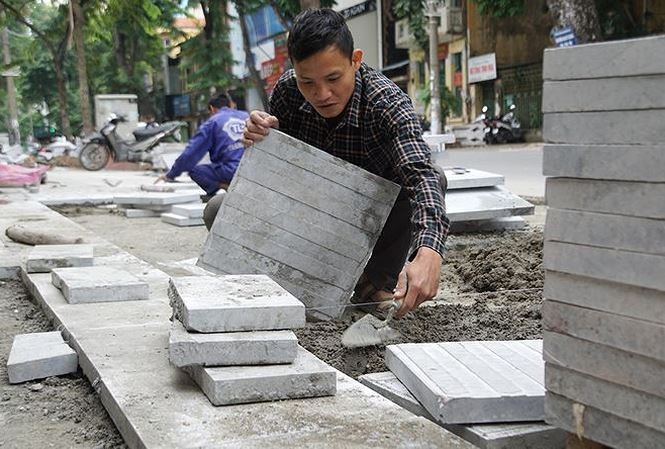 Lát đá vỉa hè Hà Nội, truy trách nhiệm ai? Hiện Hà Nội yêu cầu tạm dừng lát đá vỉa hè để thanh tra xử lý trách nhiệm