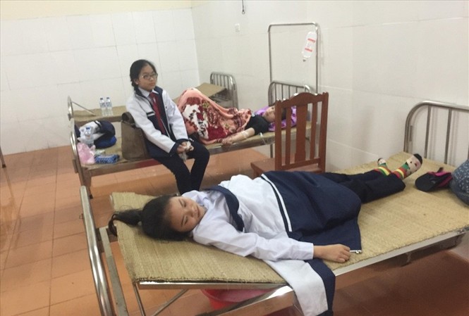 Lộ nguyên nhân khiến hàng chục học sinh cùng cô giáo đi cấp cứu Hàng chục học sinh cùng 2 cô giáo đi cấp cứu ở Hải Phòng