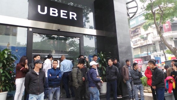 Hàng trăm tài xế Uber, Grab đòi hãng giảm chiết khấu Hàng trăm tài xế Uber, Grab đứng trước trụ sở của hãng đòi giảm phần trăm chiết khấu