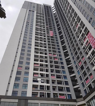 Dân chung cư bị cắt nước vì treo băng rôn ‘tố’ chủ đầu tư Dân chung cư Goldmark City 36 Hồ Tùng Mậu bị cắt nước vì treo băng rôn ‘tố’ chủ đầu tư
