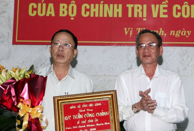 Ông Lữ Văn Hùng chính thức đảm nhiệm vị trí Bí thư Hậu Giang Ông Lữ Văn Hùng (phải) giữ chức Bí thư Tỉnh ủy Hậu Giang nhiệm kỳ 2015 – 2020 thay ông Trần Công Chánh (trái) nghỉ hưu trước tuổi từ ngày 1/1/2018.