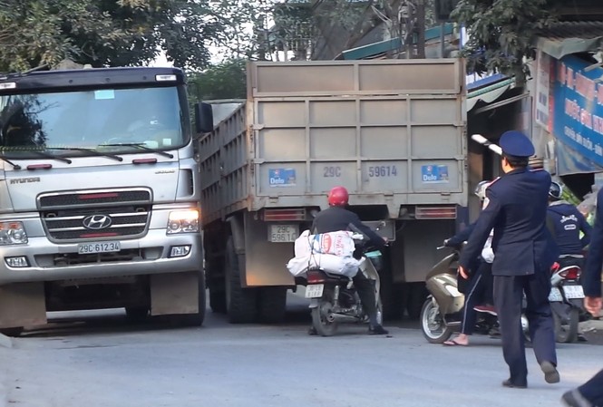 Thanh tra GTVT 'cuống cuồng' xử lý xe quá tải 'cày nát' đường phố Hà Nội Sau khi báo Tiền Phong phản ánh, chiều ngày 19/1,Thanh tra GTVT quận Bắc Từ Liêm đã phát hiện nhiều trường hợp vi phạm với trọng tải vượt gấp rưỡi, gấp đôi mức cho phép.