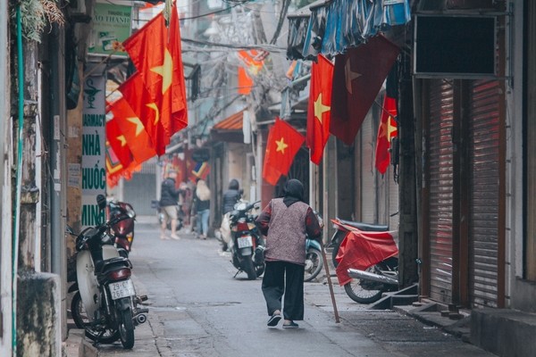 Khoảnh khắc bình yên sáng mùng 1 ở Hà Nội Khác với một Thủ đô nhộn nhịp tấp nập từ sáng đến tối, Hà Nội trong sáng mùng 1 Tết Mậu Tuất bình yên, thong thả.
