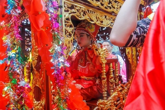 Cõng 'Tướng bà' 9 tuổi thoát khỏi vòng vây tại Hội Gióng Để tránh khỏi bị bắt cóc, lực lượng an ninh tại khu vực Hội Gióng, Đền Sóc cho tháo cởi xiêm y "Tướng bà" thoát khỏi vòng vây.