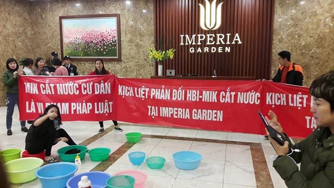 Yêu cầu cấp nước cho dân chung cư mang xô chậu xuống sảnh gội đầu Cơ quan chức năng Hà Nội, yêu cầu cấp nước cho dân chung cư mang xô chậu xuống sảnh gội đầu.