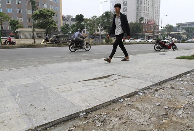 Sau nhiều sai phạm, Hà Nội cho ra quy trình lát đá vỉa hè mới Sau nhiều sai phạm, Hà Nội cho ra quy trình lát đá vỉa hè mới
