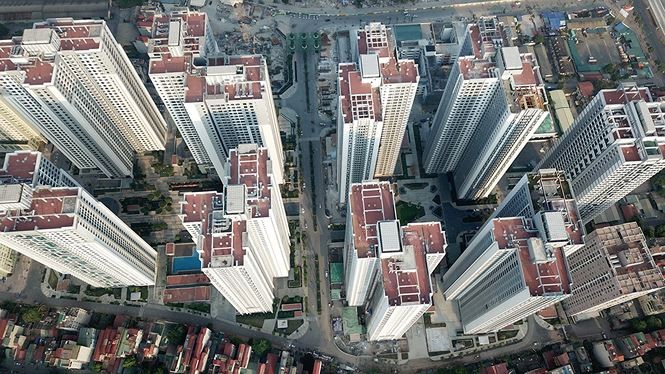 Chủ tịch Hà Nội: Xây nhà cao tầng là xu hướng tất yếu Trên địa bàn Hà Nội hàng loạt khu nhà khu chung cư chọc trời với mật độ dày đặc gây bức bí và ùn tắc giao thông.