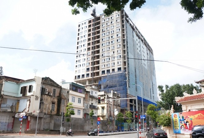 Xem xét phương án xử lý dứt điểm cao ốc sai phép 8B Lê Trực Cho đến nay gần 2 năm trời, cơ quan chức năng Hà Nội vẫn chưa có phương án tháo dỡ phần sai phạm giai đoạn 2 của cao ốc 8B Lê Trực.
