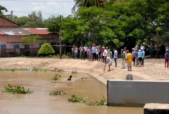 Phát hiện thi thể người đàn ông nằm úp mặt trên sông Hiện trường nơi phát hiện thi thể người đàn ông nằm úp mặt trên nhánh sông Bảo Định.