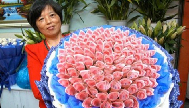 Ông chủ tặng nhân viên 99 bông hoa gấp từ tiền Bó hoa gấp từ tiền 100 nhân dân tệ. Ảnh: SCMP