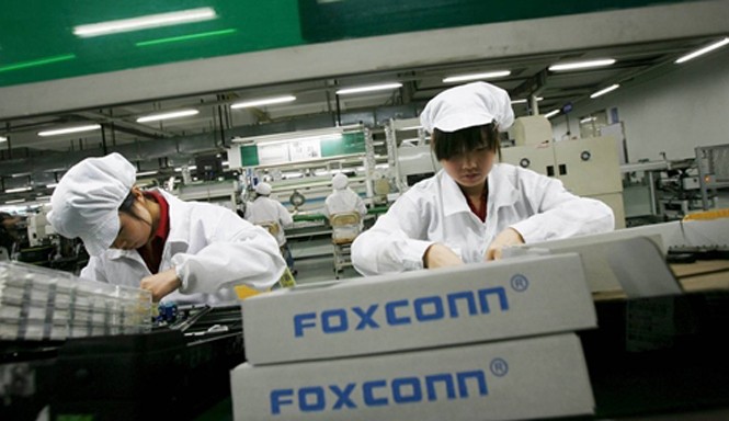 Năm lí do Foxconn muốn mua Sharp Công nhân trong một nhà máy của Foxconn. Ảnh: Reuters