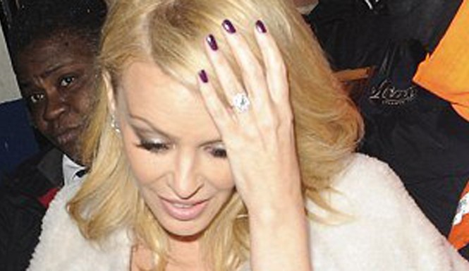 Ngất ngây trước bộ sưu tập nhẫn đính hôn siêu 'khủng' của sao Nữ ca sĩ Kylie Minogue vừa tạo “bão” cho người hâm mộ khi công khai tiết lộ chuyện đính hôn với nam diễn viên Joshua Sasse, người bạn trai kém cô tới 19 tuổi. Kèm theo đó, Kylie cũng khoe ra một chiếc nhẫn đính hôn nạm kim cương siêu “khủng”.