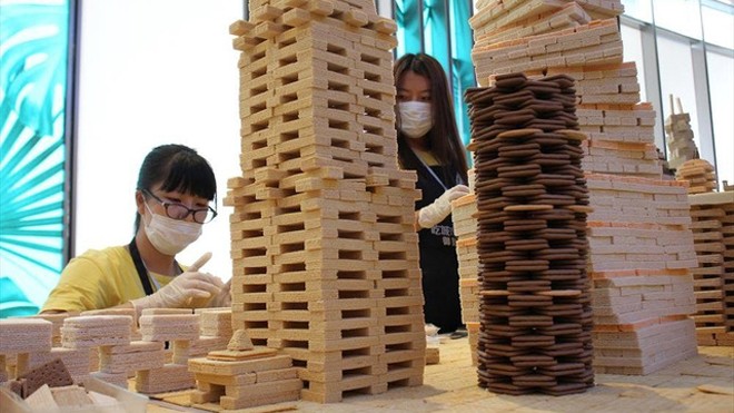 Choáng ngợp với thành phố làm từ 10.000 chiếc bánh bích quy Nghệ sĩ Song Dong và nhóm nghệ sĩ từ Đại học New York ở Thượng Hải hiện đang hoàn thiện mô hình thành phố Thượng Hải bằng bích quy.