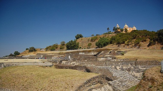 Kim tự tháp lớn nhất thế giới dưới chân nhà thờ Mexico Nền móng của Đại kim tự tháp Cholula dưới chân nhà thờ trên đỉnh núi. Ảnh: Flickr
