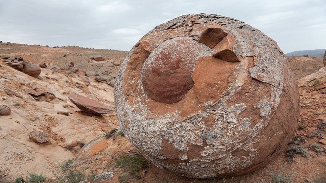 Những khối đá tròn như hòn bi khổng lồ ở Kazakhstan Theo Amusing Planet, "Thung lũng bóng" hay còn gọi là Torysh nằm ở mũi phía bắc của Western Karatau, gần thị trấn Shetpe phía tây Kazakhstan. Khu vực này có rất nhiều khối đá giống như những hòn bi khổng lồ nằm rải rác trên thảo nguyên rộng lớn. Ảnh: Yapl