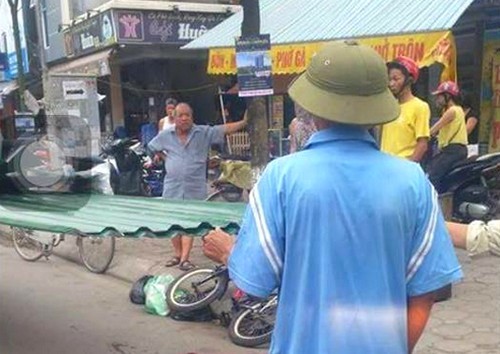 'Bé trai bị tôn cứa cổ không được sơ cứu đúng cách' Miếng tôn cứa ngang cổ khiến trẻ tử vong.