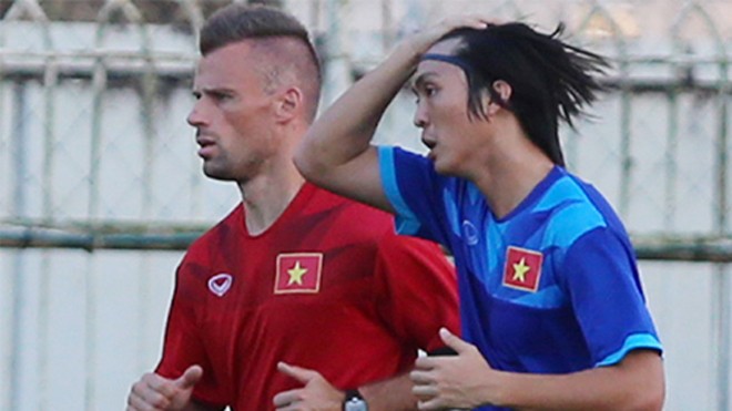 VFF nói gì về việc Tuấn Anh bị loại khỏi danh sách dự AFF Cup? Tuấn Anh (áo xanh) năm thứ hai liên tiếp lỗi hẹn với ngày hội lớn của bóng đá Đông Nam Á. Năm ngoái, anh cũng dính chấn thương đầu gối và không được dự SEA Games ở Singapore. Ảnh: Đức Đồng.