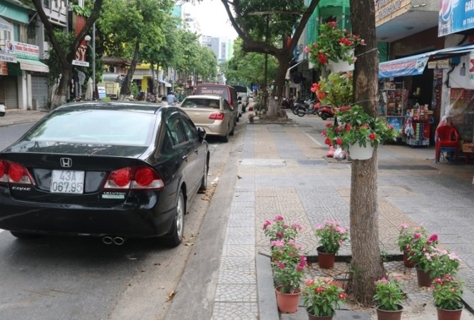Đà Nẵng sắp thu phí đỗ xe trên lòng đường, hè phố Từ ngày 1/1/2018 các loại ô tô đỗ trên hai tuyến đường Trần Phú và Bạch Đằng (quận Hải Châu, TP Đà Nẵng) sẽ phải trả phí.