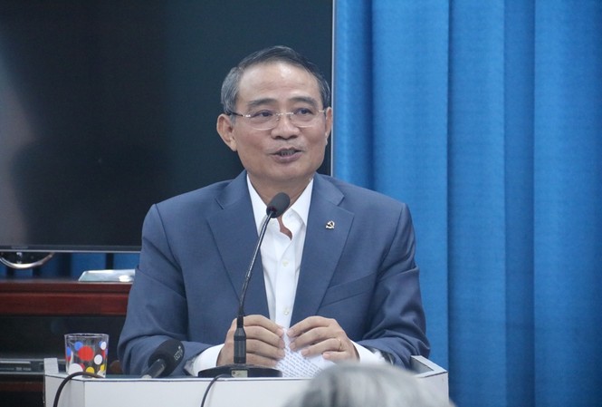 Bí thư Đà Nẵng: 'Vì sao Vũ 'nhôm' mua được nhiều đất công?' Ông Trương Quang Nghĩa tại buổi làm việc, trao đổi với cán bộ lão thành Câu lạc bộ Thái Phiên. Ảnh Nguyễn Thành