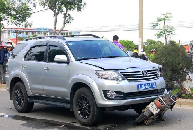 Va chạm với xe biển xanh, một người đàn ông tử nạn Hiện trường vụ tai nạn.