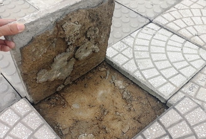Đà Nẵng buộc thi công lại vỉa hè phục vụ APEC hư hỏng Đá, gạch lát vỉa hè ở Đà Nẵng bong tróc, bên dưới chỉ là cát. Ảnh Nguyễn Thành
