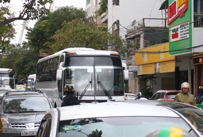 Đà Nẵng sẽ có bãi đỗ xe lắp ghép 6 tầng Tình trạng ùn tắc xảy ra thường xuyên trên nhiều tuyến đường ở Đà Nẵng do thiếu chỗ đậu xe và ô tô khách cỡ lớn lưu thông. Ảnh: Văn Tuấn