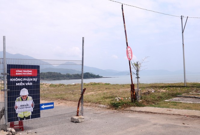 Đà Nẵng: Người dân tự dỡ rào chắn lối xuống biển ở resort Nam Ô Rào chắn tại bãi biển cuối đường Nguyễn Tất Thành (quận Liên Chiểu, Đà Nẵng) đã được tháo dỡ. Ảnh Nguyễn Thành