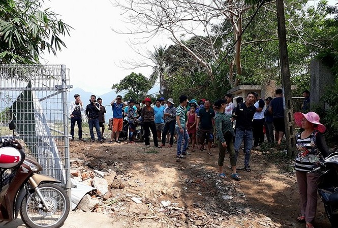 Người dân Nam Ô đòi lại sân bóng Sáng 31/3, đông đảo người dân Nam Ô đã có mặt tại khu vực lối dẫn xuống ghềnh đá để theo dõi việc tháo dỡ rào chắn và yêu cầu trả lại diện tích sân bóng đã bị vây Ảnh Nguyễn Thành
