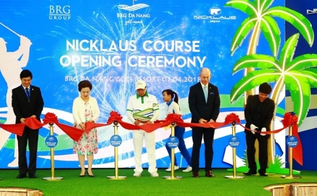 Khai trương sân golf mang phong cách bờ kè đầu tiên tại Châu Á Cắt băng khai trương sân golf mới mang phong cách bờ kè.