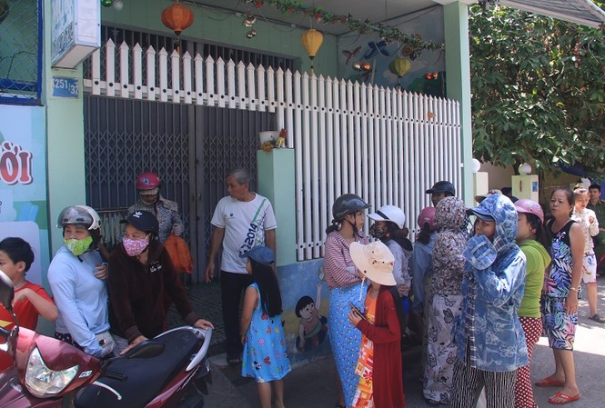 Chủ tịch Đà Nẵng yêu cầu làm rõ vụ bảo mẫu bạo hành trẻ Người dân tụ tập tại cơ sở giữ trẻ mẹ Mười xem cơ quan chức năng xác minh, điều tra vụ việc