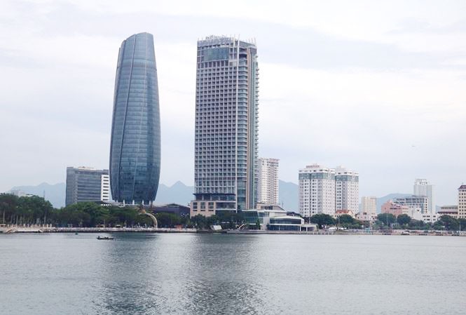 Hỗ trợ 200 triệu để lãnh đạo 'nhường ghế': Tiền có là tất cả ? Trung tâm hành chính Đà Nẵng (trái, hình ngọn hải đăng) nơi làm việc của các sở ngành thành phố với hàng ngàn công chức, cán bộ và lãnh đạo. Ảnh Nguyễn Thành