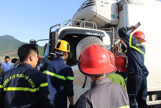 Xe tải xuyên rào chắn làm 2 người thương vong Lực lượng chức năng tiến hành giải cứu 2 nạn nhân sau vụ tai nạn.