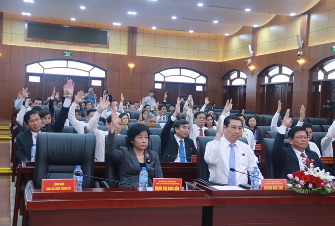Chiều nay Đà Nẵng sẽ kiện toàn hàng loạt vị trí lãnh đạo Các đại biểu HĐND thành phố biểu quyết bãi nhiệm chức danh Chủ tịch HĐND thành phố đối với ông Nguyễn Xuân Anh tại kỳ họp thứ 5 (bất thường), HĐND khóa IX. Ảnh Nguyễn Thành