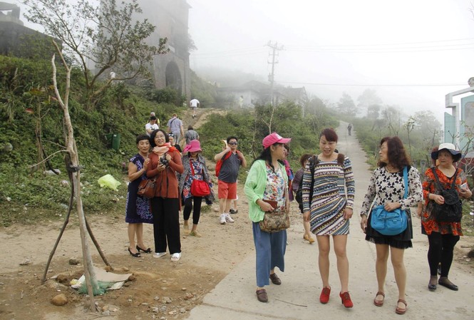 Tour 0 đồng: Đủ hành lang pháp lý xử phạt việc thanh toán ngoại tệ Du khách nước ngoài tham quan Hải Vân quan một điểm lịch hấp dẫn của Đà Nẵng và TT - Huế. Ảnh Thanh Trần