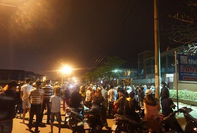 Đà Nẵng hối thúc công bố kết quả quan trắc môi trường Dân vây 2 nhà máy thép Dana-Ý và Dana-Úc phản đối ô nhiễm hồi tháng 2/2018. Ảnh: G.Thanh