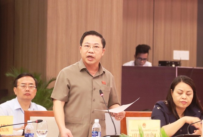Chính sách giảm nghèo đang 'đơn thương độc mã'? Ông Lưu Bình Nhưỡng phát biểu tại phiên họp. Ảnh: Nguyễn Thành