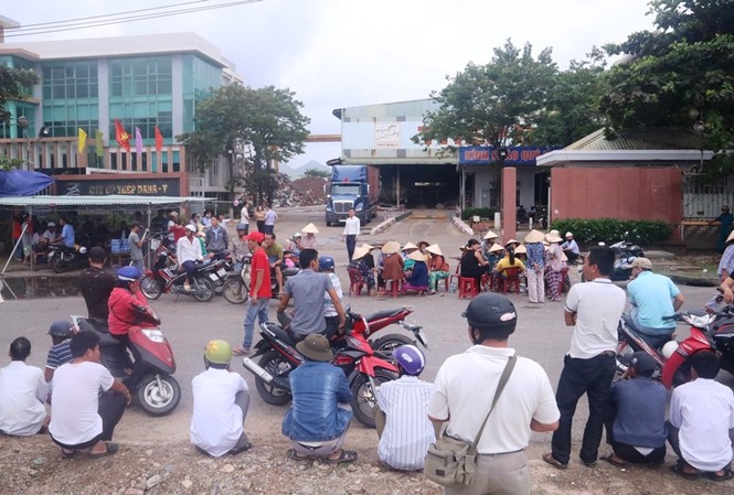 Hai nhà máy thép bị phạt tiền tỉ, đình chỉ hoạt động 6 tháng Người dân vây nhà máy thép Dana - Ý vào ngày 12/10 để phản đối ô nhiễm. Ảnh: Nguyễn Thành